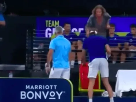 A Tsitsipas se le sale la cadena: rompe su raqueta y se lleva el reto de su madre
