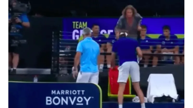 A Stefanos Tsitsipas se le sale la cadena: rompe su raqueta en la ATP Cup y se lleva el reto de su madre