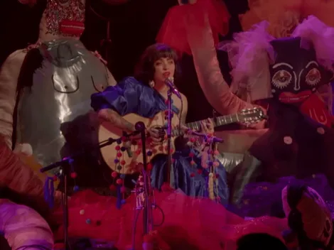 Mon Laferte vuelve a enamorar con "Amor Completo"