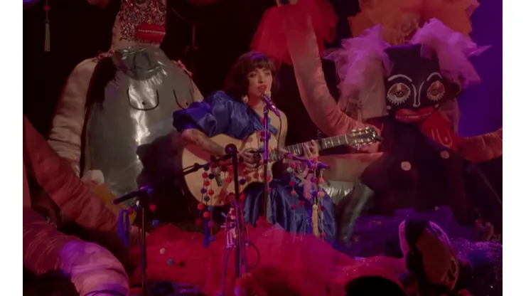 Mon Laferte vuelve a enamorar con "Amor Completo"