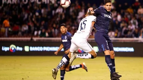 Luis Amarilla, de azul marino y con el 7, disputa un balón. ¿Viene a Colo Colo?