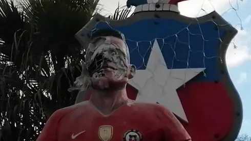 Rompen la estatua de Alexis.