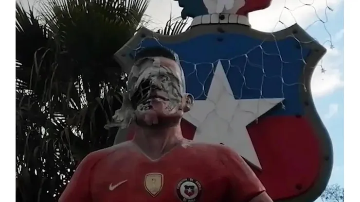Rompen la estatua de Alexis.