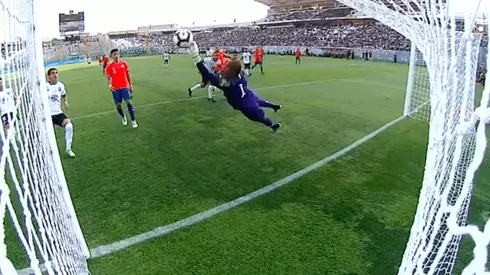 Omar Carabalí responde a su salida de Colo Colo con tremendo tapadón a Esteban Paredes