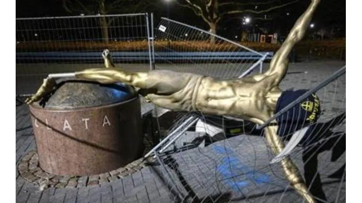 Vandalizan la estatua de Zlatan