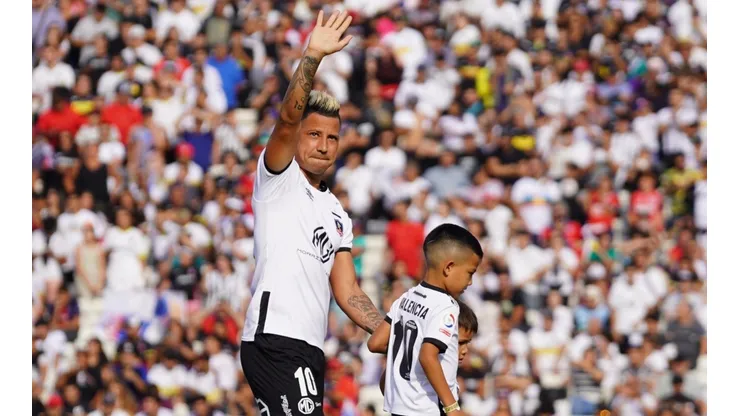 Valencia viste la camiseta de Colo Colo por primera vez en la Noche Alba.