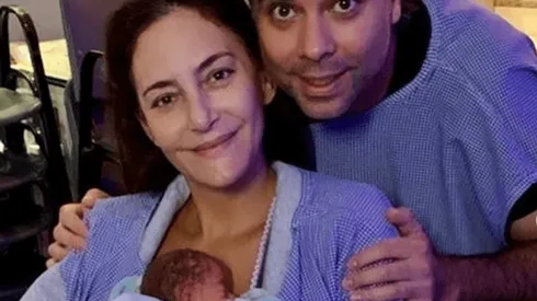 La pareja mostró a su hijo