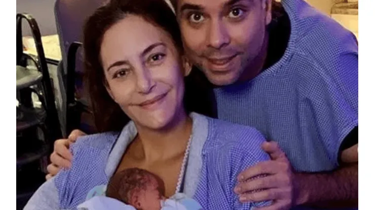 La pareja mostró a su hijo