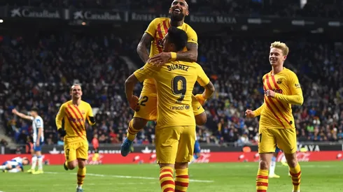 Luis Suárez festeja a Vidal.