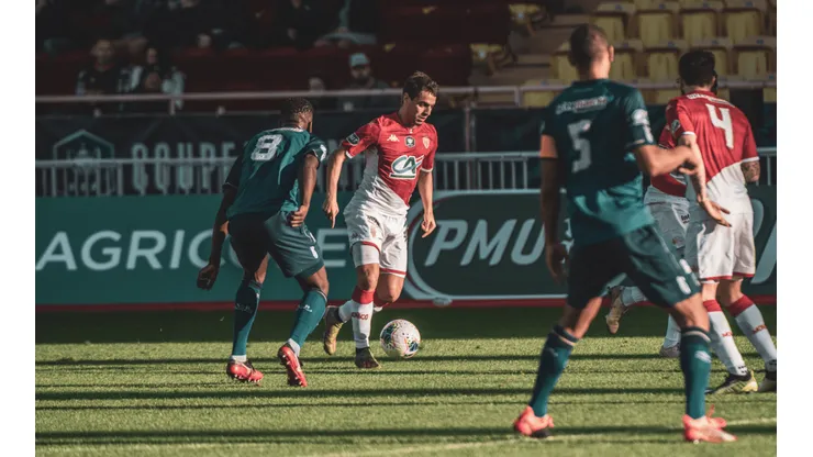 Mónaco ganó sufriendo