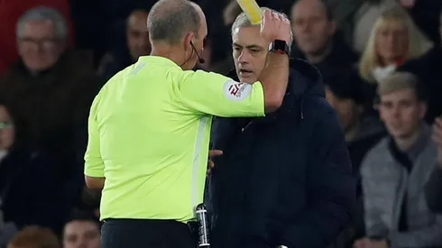 El técnico portugués siendo amonestado por espiar al rival.