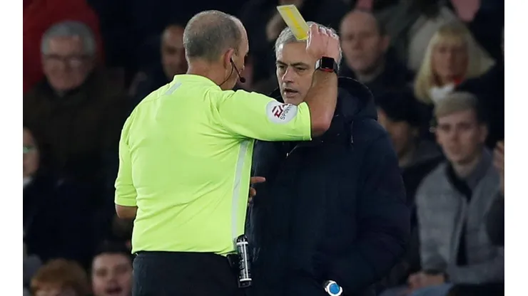 El técnico portugués siendo amonestado por espiar al rival.