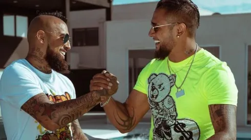 Arturo Vidal con su hermano Sandrino en su paso por Chile.