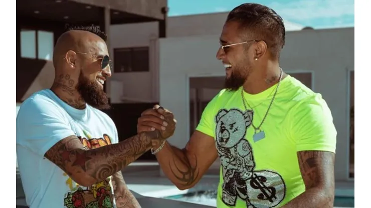 Arturo Vidal con su hermano Sandrino en su paso por Chile.
