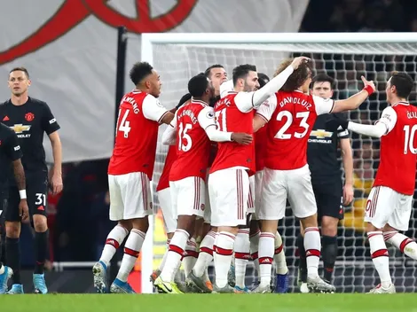 Arsenal le pega duro al Manchester United