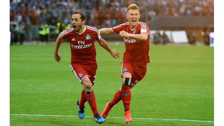 Marcelo Díaz sale disparado tras su golazo en 2015 con Hamburgo.