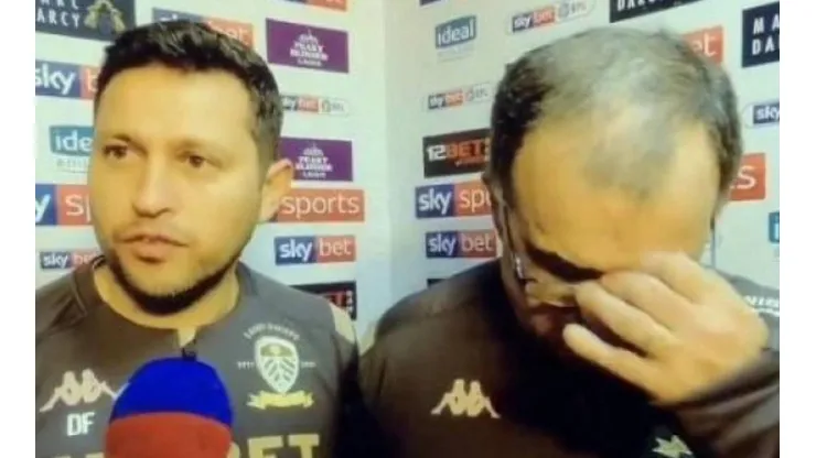 Bielsa corrigiendo en vivo a su traductor.