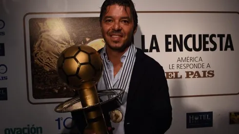 Gallardo con el trofeo de Mejor Técnico de 2019 en el continente.