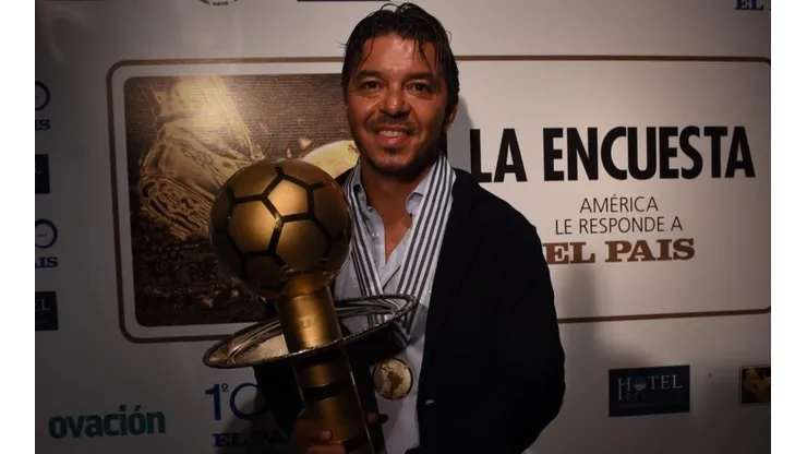 Gallardo con el trofeo de Mejor Técnico de 2019 en el continente.