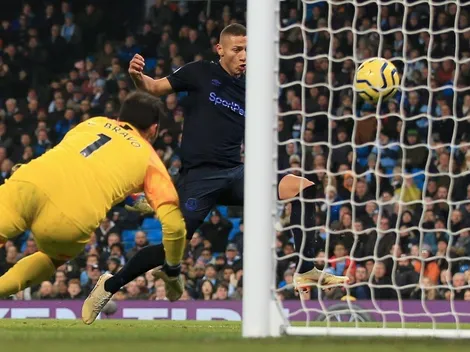 Bravo falla con los pies y el City le "regala" un gol al Everton