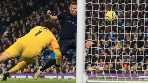 Richarlison aprovecha tras el fallo de Claudio Bravo.