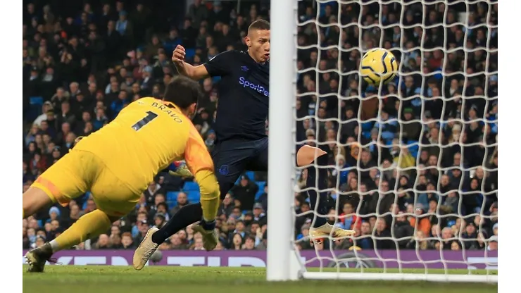 Richarlison aprovecha tras el fallo de Claudio Bravo.