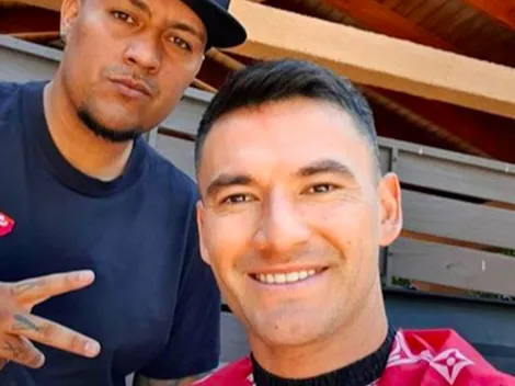 Charles Aránguiz sorprende cortándose el pelo en el patio