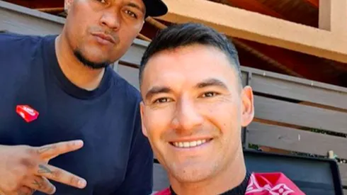 Charles Aránguiz sorprende cortándose el pelo en el patio