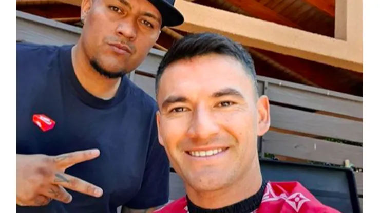 Charles Aránguiz sorprende cortándose el pelo en el patio