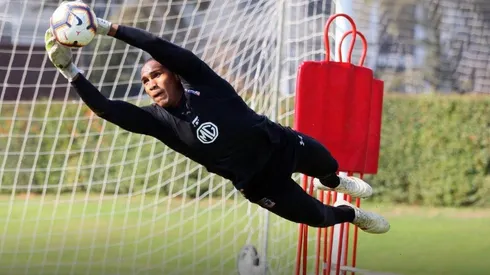 El portero aún sigue entrenando en Macul.