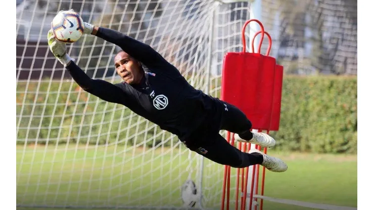 El portero aún sigue entrenando en Macul.