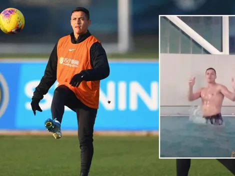 Alexis muestra su preparación para volver a las canchas entrenando bajo el agua