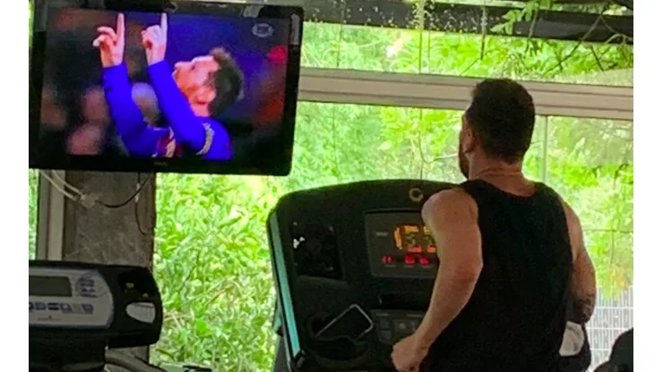 Sorprenden a Lionel Messi viendo sus propios goles mientras entrena en Rosario