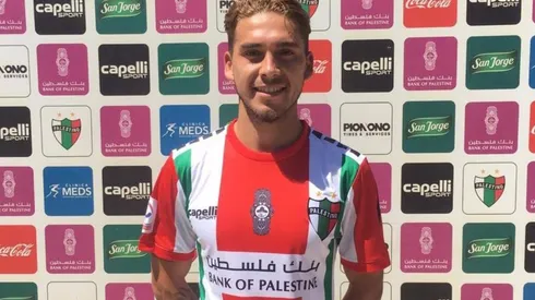 El defensor vistiendo por primera vez la camiseta árabe.