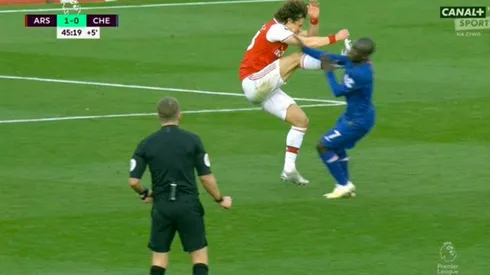 David Luiz se salvó de la tarjeta en esta arriesgada acción contra N'Golo Kanté