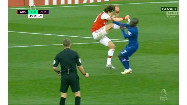 David Luiz se salvó de la tarjeta en esta arriesgada acción contra N'Golo Kanté