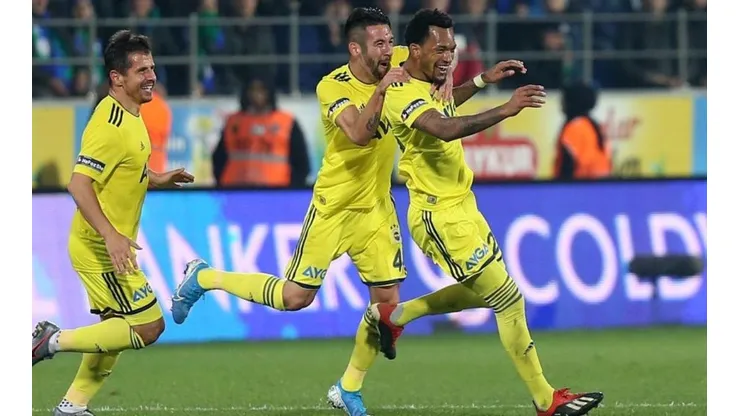 Con Mauricio Isla todo el encuentro y dos golazos, Fenerbahce vence al Rizespor