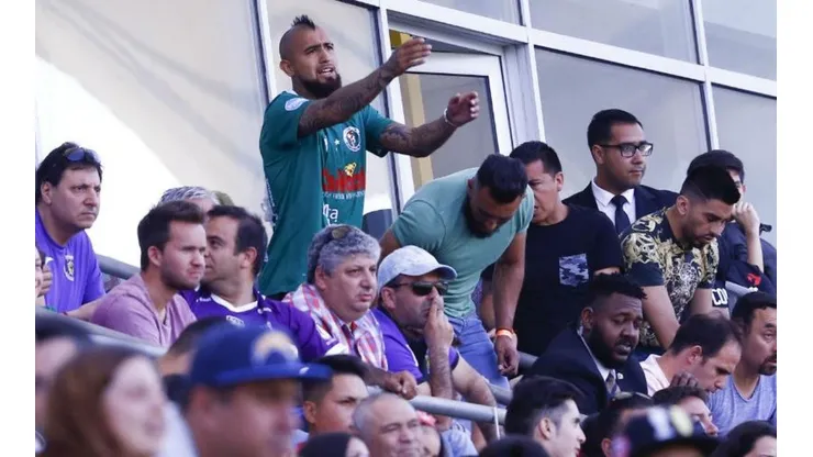Vidal en las gradas viendo a Rodelindo Román.