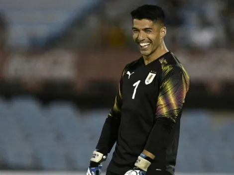 Video: Suárez se luce como portero en la despedida de Diego Forlán