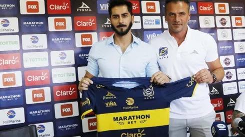 Johnny Herrera siendo presentado como nuevo refuerzo de Everton.