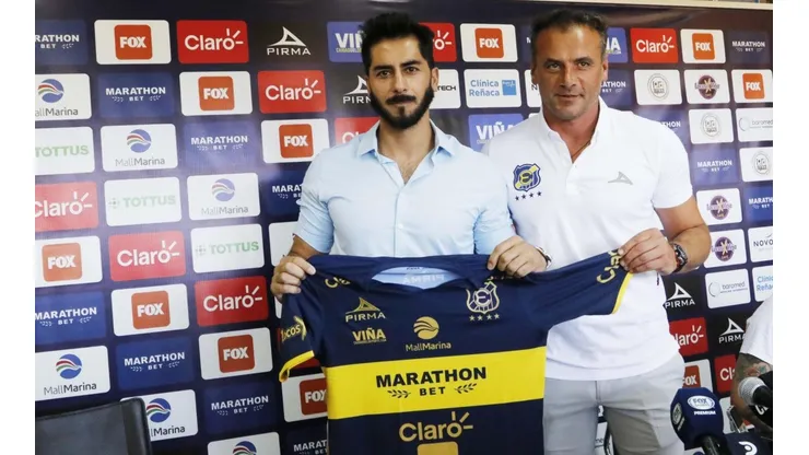 Johnny Herrera siendo presentado como nuevo refuerzo de Everton.