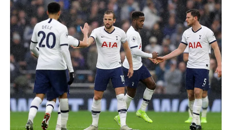 Kane celebrando junto a sus compañeros su gol ante el equipo de las 'Gaviotas'.