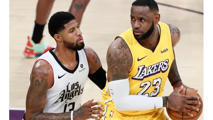 James disputando el partido ante los Clippers.