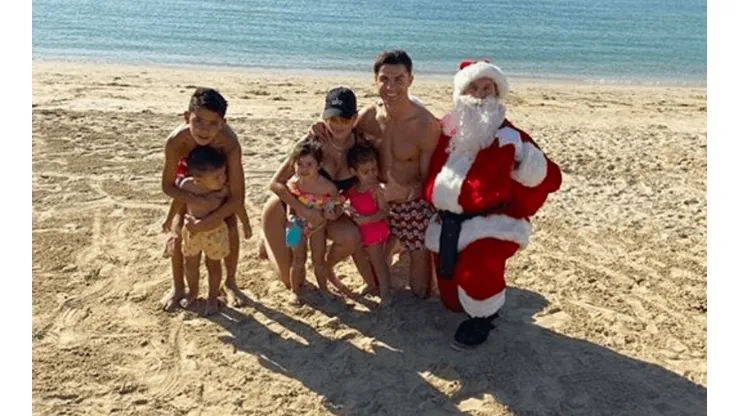 Le cambia el Polo Norte: Cristiano Ronaldo se lleva al viejito pascuero hasta la playa