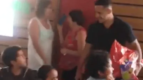 Alexis Sánchez sorprende a niños de Tocopilla y llega a repartir regalos en vísperas de navidad