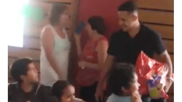 Alexis Sánchez sorprende a niños de Tocopilla y llega a repartir regalos en vísperas de navidad