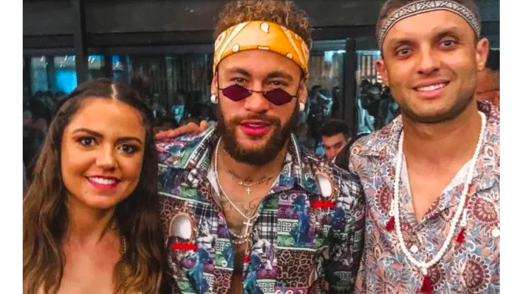 Mientras define su futuro, Neymar se las da de hippie en fiesta de reconocido surfista