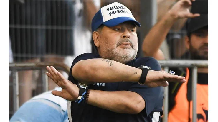 Maradona aconseja a los chicos.
