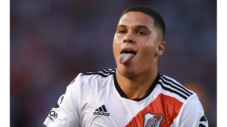 Quintero clava un golazo en el ángulo de Racing