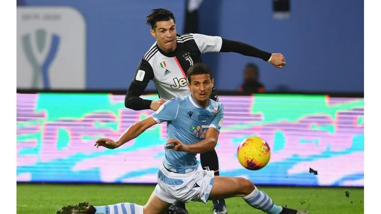 ¿Molesto? Cristiano Ronaldo se saca la medalla de segundo lugar tras caer en la Supercopa de Italia